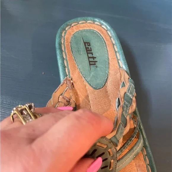 Earth Wander Leather Teal Thong Sandals Women’s 8B Cushioned Slight Wedge - Picture 9 of 11